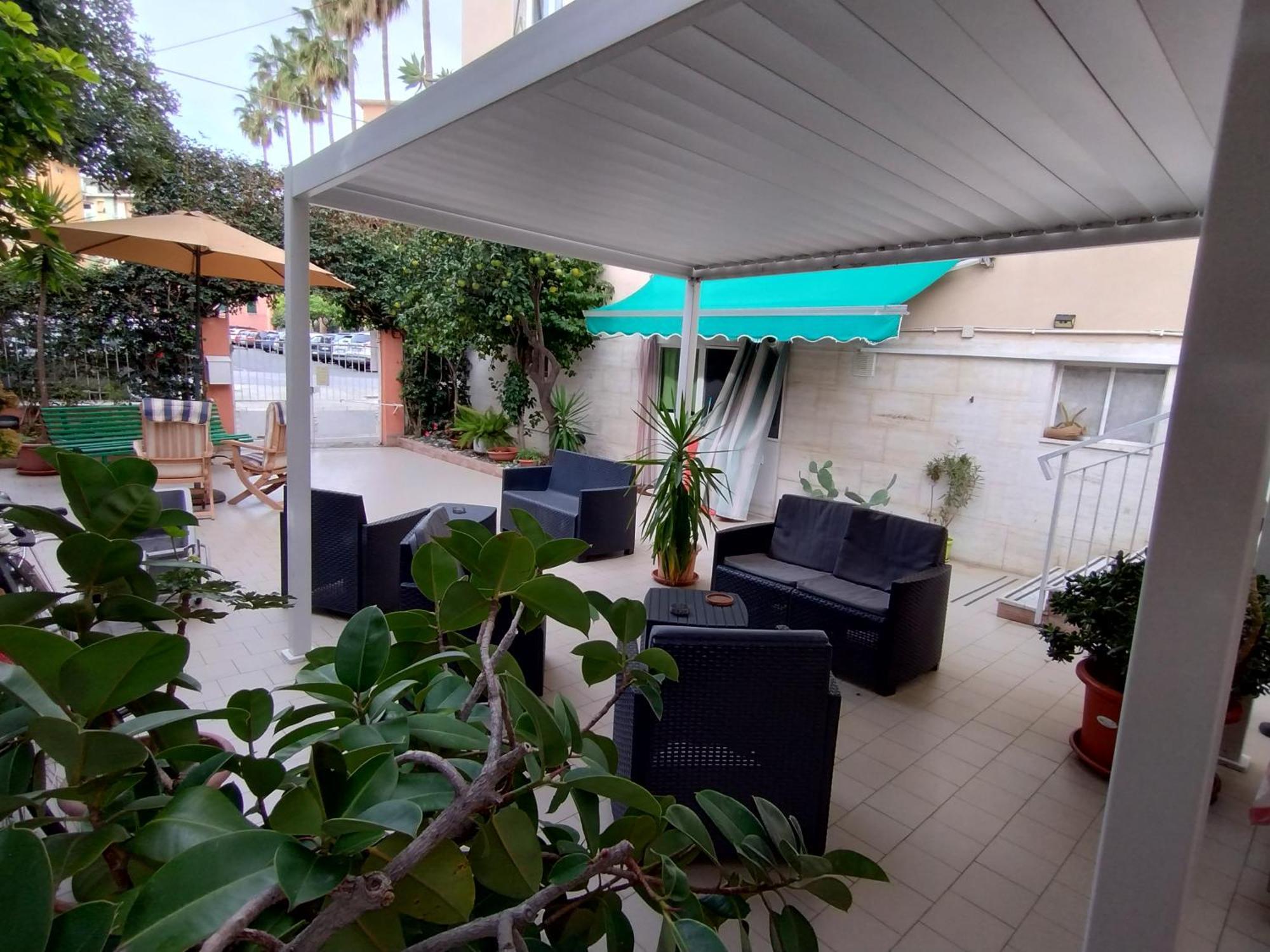 Hotel Della Piazzetta Варацце Экстерьер фото