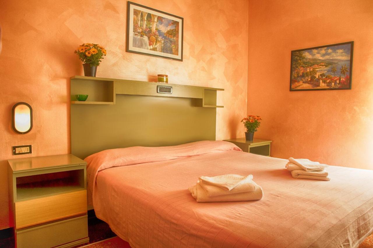 Hotel Della Piazzetta Варацце Экстерьер фото